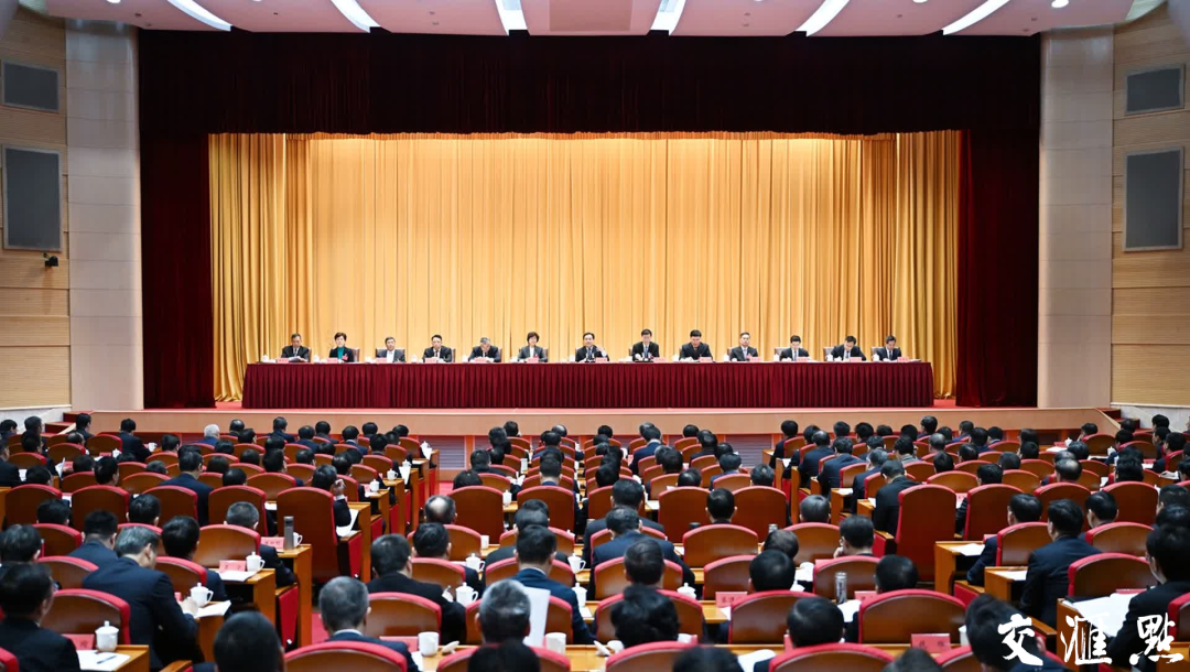 江苏省委经济工作会议举行